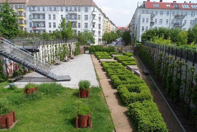 2.5-Hour Berlin Wall and Memorial Sites Walking Tour - Where the story starts: Square of 9th November 1989 to the Bornholmer crossing area