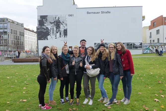 2.5-Hour Berlin Wall and Memorial Sites Walking Tour - Guide style, stories, and the included pause