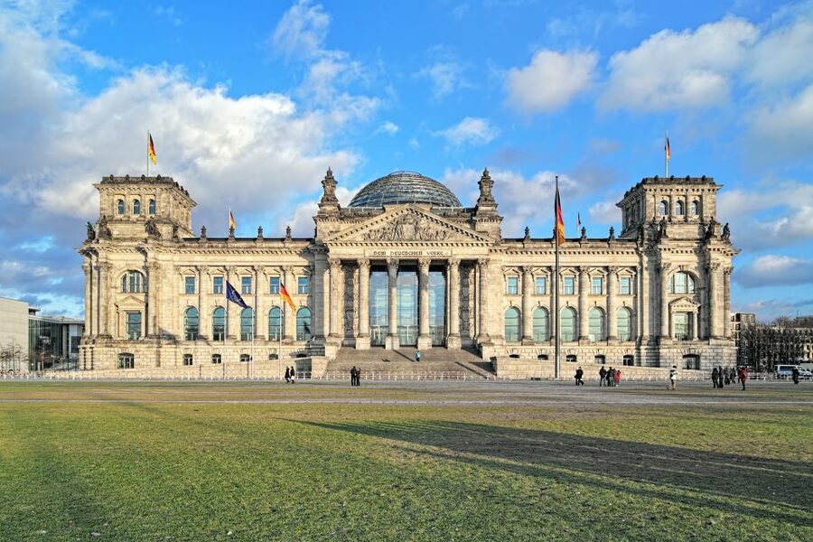 2-H Berlin: Top Sights Guided E-Scooter Tour - Brandenburg Gate and Unter den Linden, turning a postcard into a route