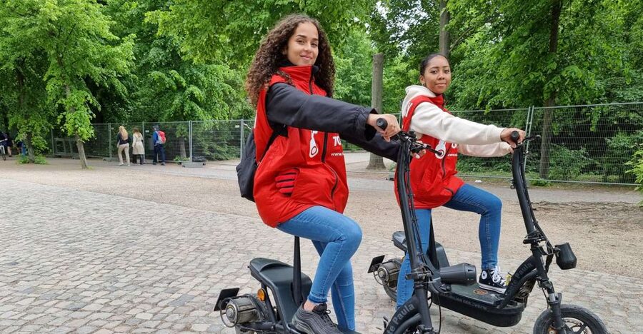 2-H Berlin: Top Sights Guided E-Scooter Tour - Meeting at Robot City and getting rolling safely