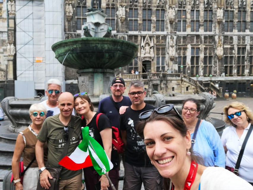 Aachen classic walking tour - Meeting Sara With the Italian Flag in Front of the Tourist Board
