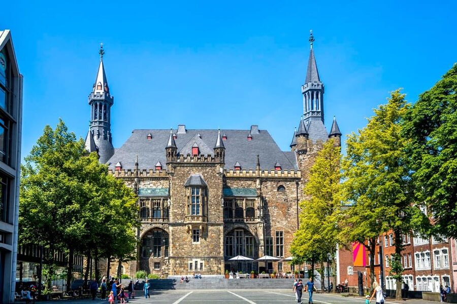 Aachen: Express Walk with a Local in 60 minutes - Should you book this express walk?