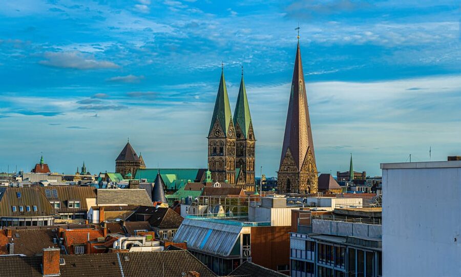 Above the rooftops of Bremen - ecos office center Bremen (former Beluga building on Teerhof): the first height hit