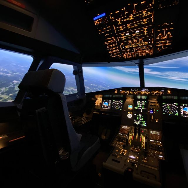Airbus Flightsimulator | Flying Experience | adults&children - Oberhausen Centro Cockpit Time: A320 You Can Explore Up Close