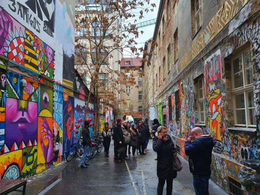 Alternative Berlin / Street art tour - Private group - Alternative housing projects you can actually picture