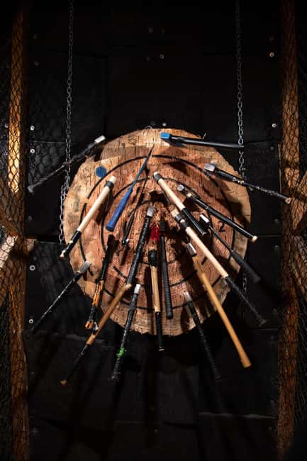 AXE THROWING & ENJOYING DRINKS IN COLOGNE'S FIRST AXE THROWING BAR - Key highlights you should care about