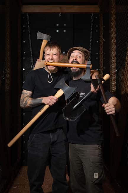 AXE THROWING & ENJOYING DRINKS IN COLOGNE'S FIRST AXE THROWING BAR - WoodCutter Köln in central Cologne: what it feels like inside