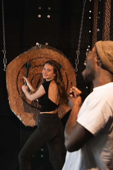 AXE THROWING & ENJOYING DRINKS IN COLOGNE'S FIRST AXE THROWING BAR - Craft beers at the axe bar: fun factor, and a drink expectation check