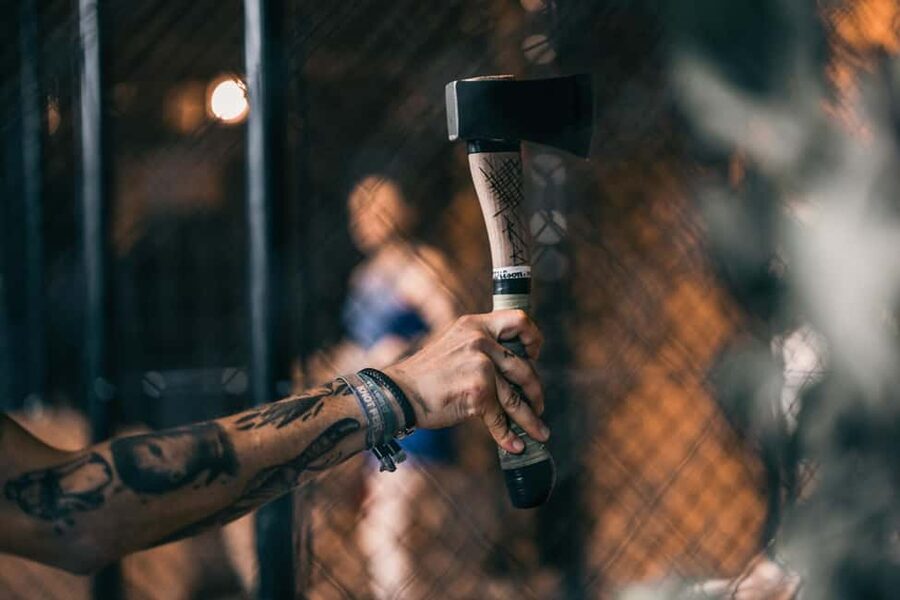 AXE THROWING & ENJOYING DRINKS IN COLOGNE'S FIRST AXE THROWING BAR - Quick FAQ help before you choose a time