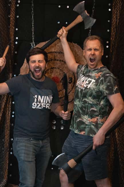 AXE THROWING & ENJOYING DRINKS IN COLOGNE'S FIRST AXE THROWING BAR - How the 1-hour axe throwing session works, step by step