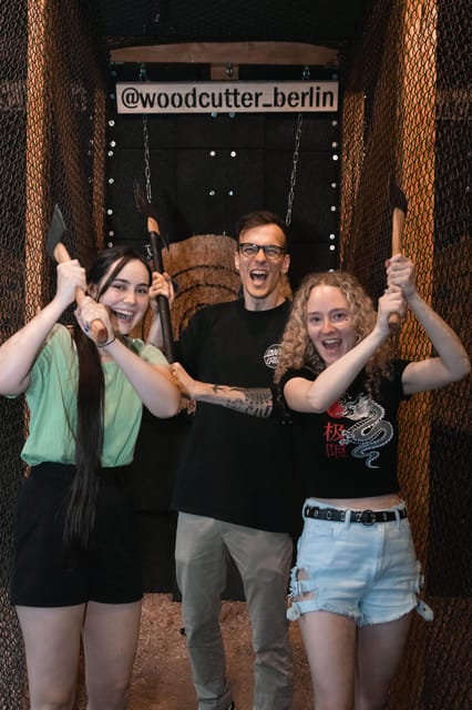 AXE THROWING EXPERIENCE IN BERLIN - Warm-Up Games That Teach You Without Making It Feel Like Class