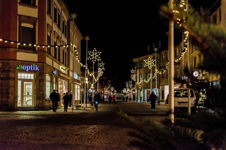Bayreuth: Christmas city tour in German - Outside looks at New Palace and the Hofgarten grounds