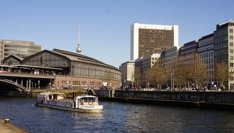 Berlin: 1-Hour Boat Tour with Bilingual Guide (Ger/Eng) - Drinks, toilets, and practical tips for a smooth hour