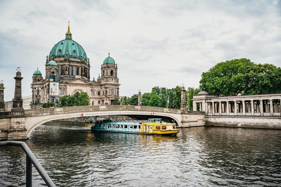 Berlin: 1-Hour City Sightseeing Cruise - Boat comfort, drinks, and what to bring