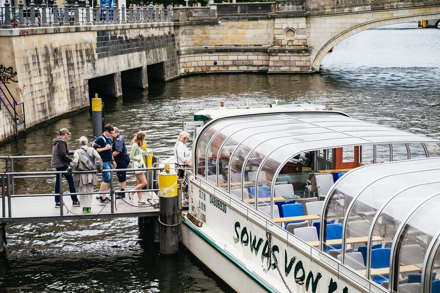 Berlin: 1-Hour City Sightseeing Cruise - Turning at Haus der Kulturen der Welt, plus the audio guide reality check