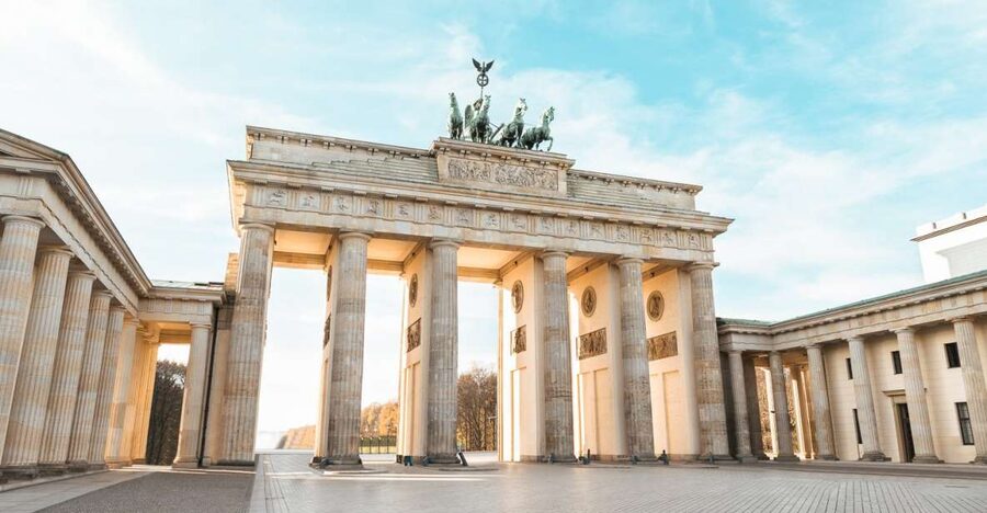 Berlin: 1-Hour Guided Tour of the Historic Center - Brandenburg Gate and Pariser Platz: your quick hit of Berlin symbolism