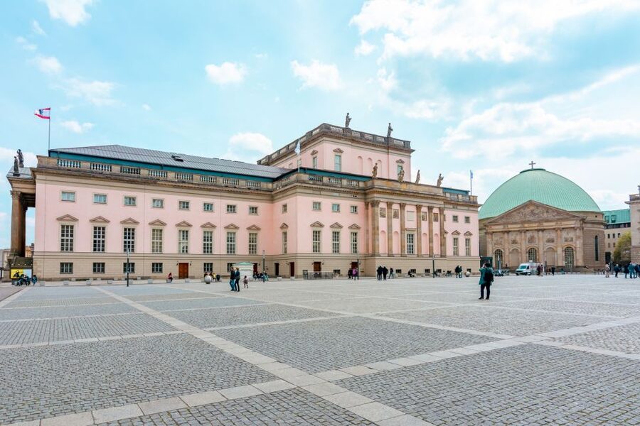 Berlin: 1-Hour Guided Tour of the Historic Center - Languages and guide style: facts delivered with Berlin humor