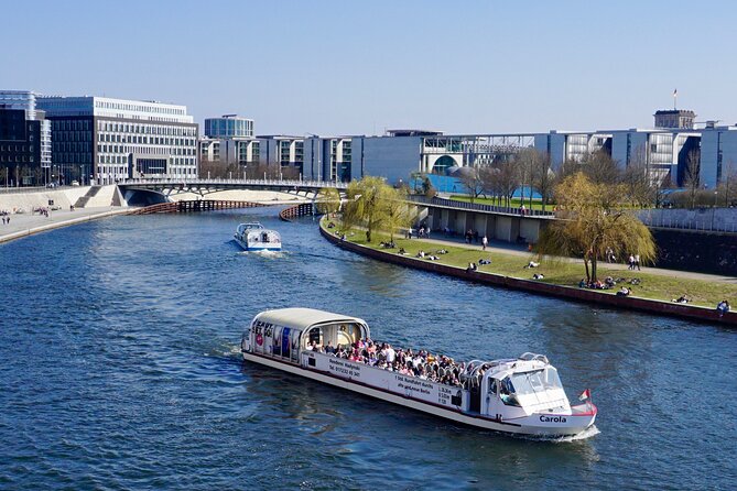 Berlin: 1-hr Boat Tour with Bilingual Live Guide (DE/EN) - The boat experience: MS Carola and MS Franziska on the water