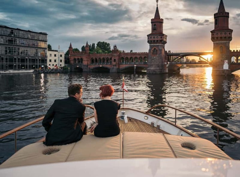 Berlin: 1h Boutiquestyle-Cruise on the Electric FITZGERALD - Fitzgerald on the Spree: VIP-feel, eco-electric calm, and real value