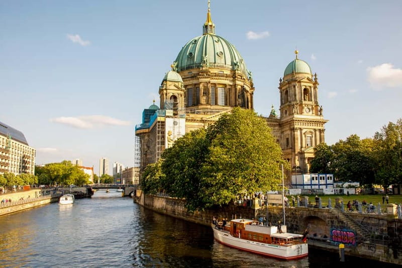 Berlin: 1h Boutiquestyle-Cruise on the Electric FITZGERALD - Boarding by the Bundestag: picking your seat for the best sights