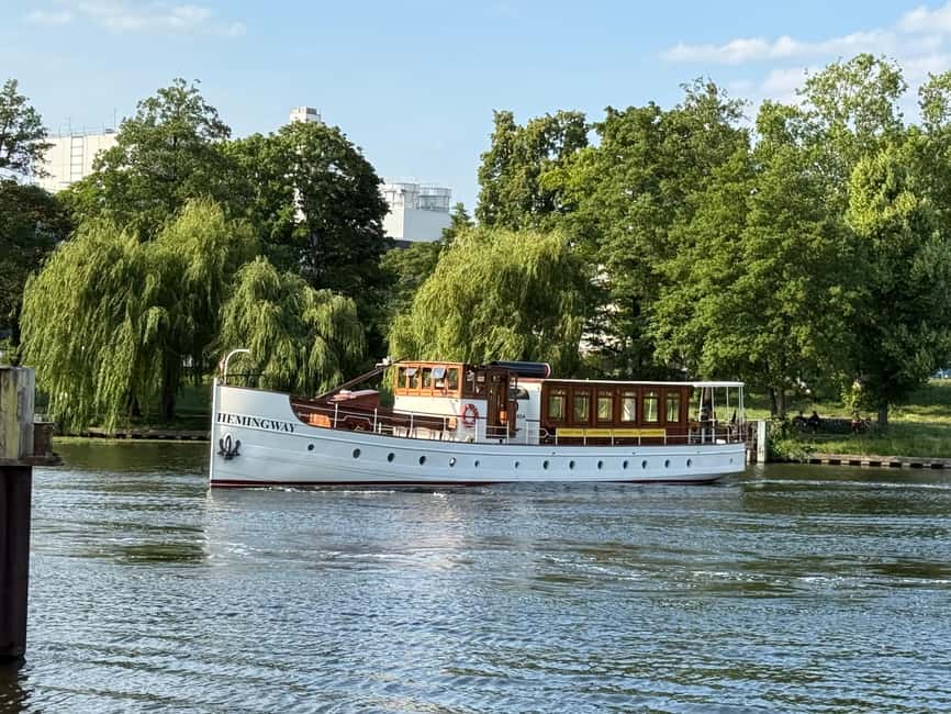 Berlin: 1h Boutiquestyle-Cruise on the Historic HEMINGWAY - Onboard extras: snacks, drinks, and small comforts that matter