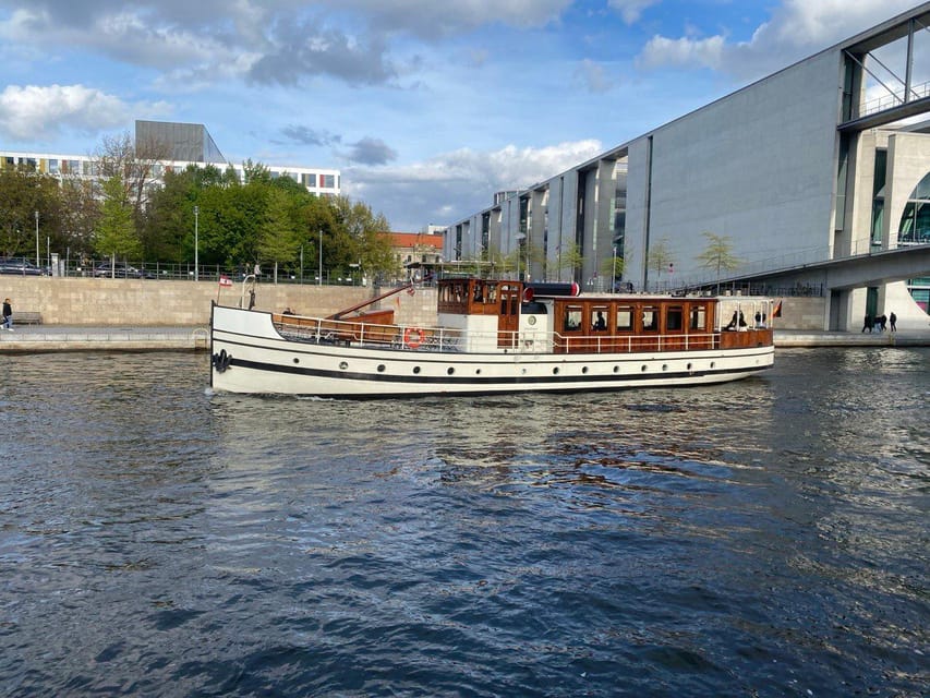 Berlin: 1h Boutiquestyle-Cruise on the Historic HEMINGWAY - The commentary style: calm narration plus gentle music