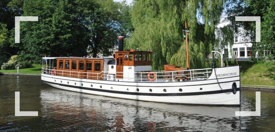 Berlin: 1h Boutiquestyle-Cruise on the Historic HEMINGWAY - Ship details that make the experience feel like a treat