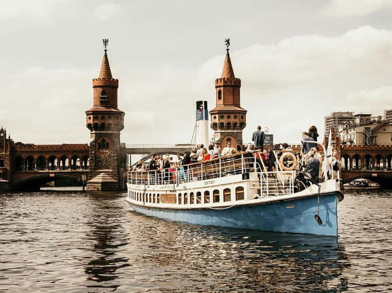 Berlin: 2.5-Hour Beer & Sunset Sightseeing Boat Cruise - Getting on the Kaiser Friedrich at Alte Börse
