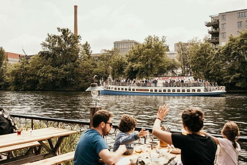 Berlin: 2.5-Hour Beer & Sunset Sightseeing Boat Cruise - Where you get your first views: Cathedral and the Mühlendamm lock area