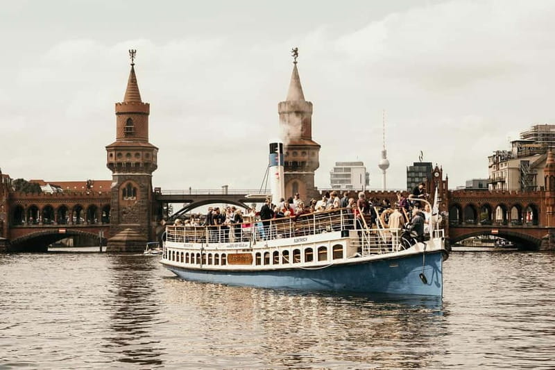 Berlin: 2.5-Hour Beer & Sunset Sightseeing Boat Cruise - Government district at night: a different mood from the water