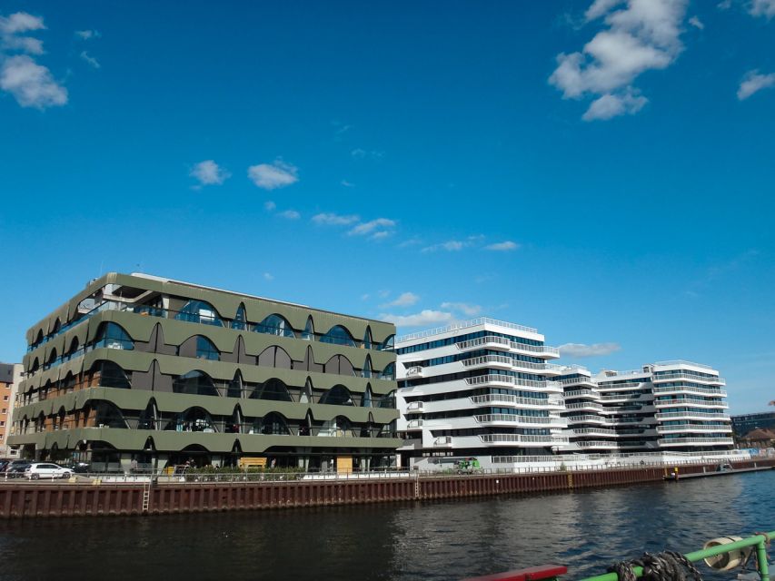 Berlin: 2.5-Hour East Side Boat Cruise with Commentary - Onboard comfort, sound, and the food and bar plan