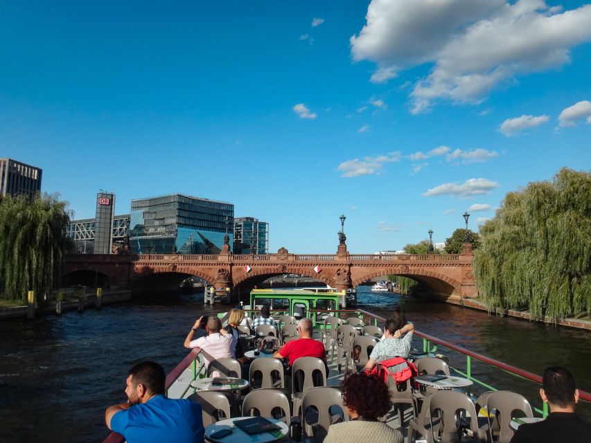 Berlin: 2.5-Hour East Side Boat Cruise with Commentary - The Spree route in plain order, from lock and murals to bridges and power