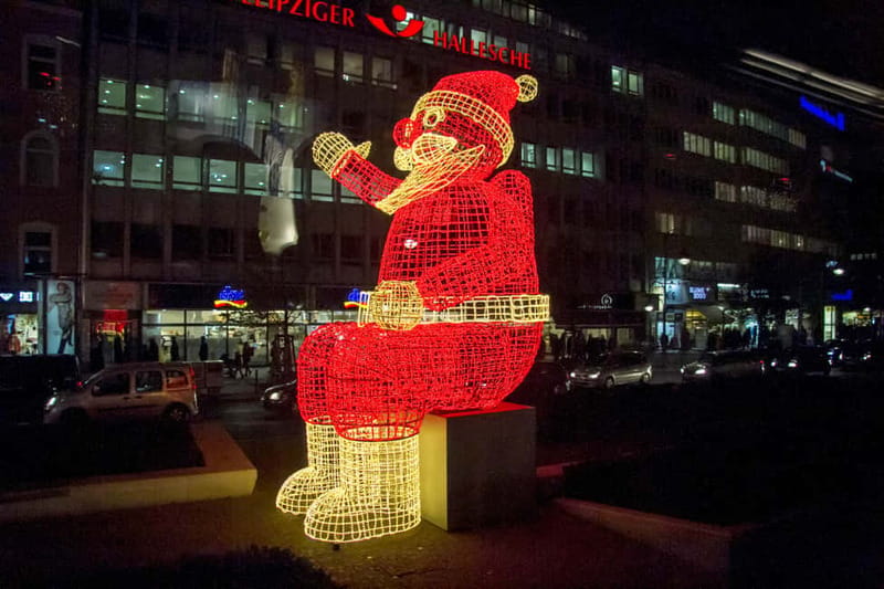 Berlin: 2-Hour Christmas Lights Bus Tour incl. Mulled Wine - Meeting point at Kurfürstendamm, then into the holiday glow