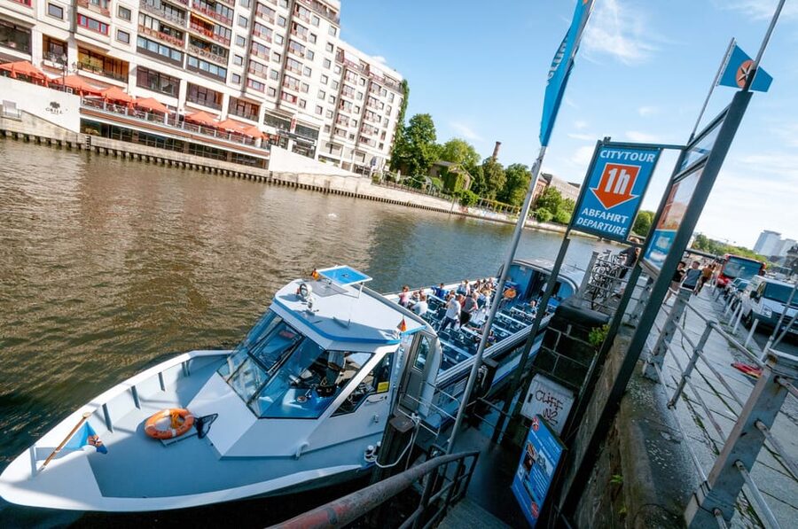 Berlin: 3.25-Hour Spree & Landwehrkanal Boat Tour - Government District Buildings and the Interior Ministry From the Water