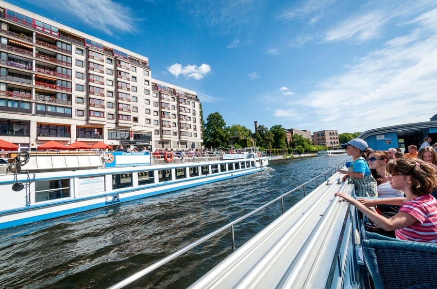 Berlin: 3.25-Hour Spree & Landwehrkanal Boat Tour - Audio Guide Reality Check, English Options and Headphone Tips