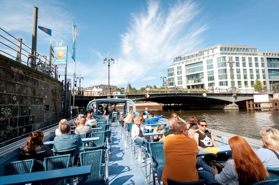 Berlin: 3.25-Hour Spree & Landwehrkanal Boat Tour - Food and Drinks Onboard, Waiter Service and Simple Treats
