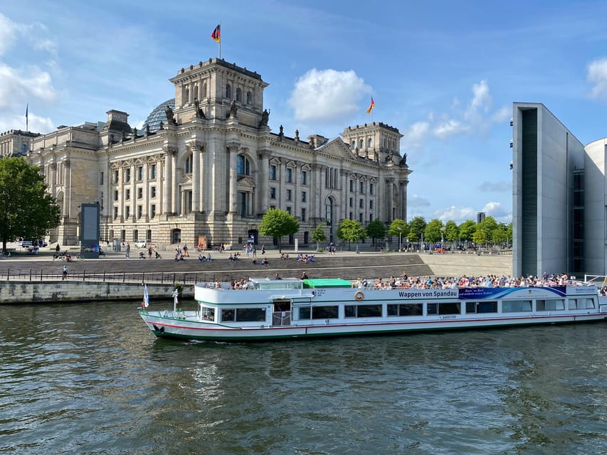 Berlin: 3.5-Hour Sightseeing Cruise on the Spree River - Getting on board at Lindenufer near Spandau town hall