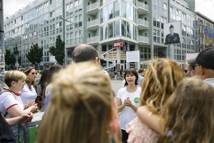 Berlin: 4-Hour Guided Highlights Tour in Spanish - Why This 4-Hour Spanish Walk Works in Berlin