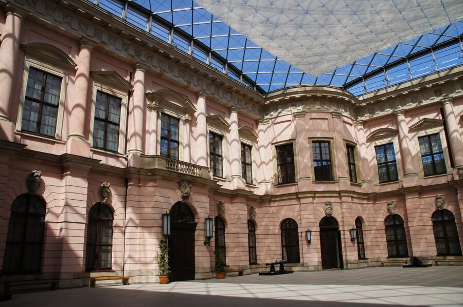 Berlin: 4-Hour Guided Highlights Tour in Spanish - Kaisers Avenue, Unter den Linden, and the Gendarmenmarkt Photo Moment