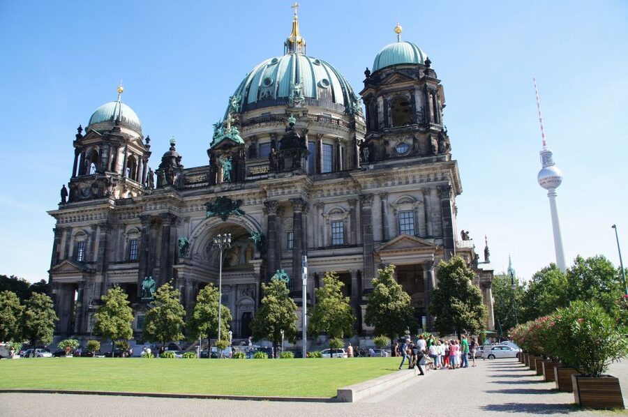 Berlin: 4-Hour Guided Highlights Tour in Spanish - Potsdamer Platz and the Brandenburg Gate Finale
