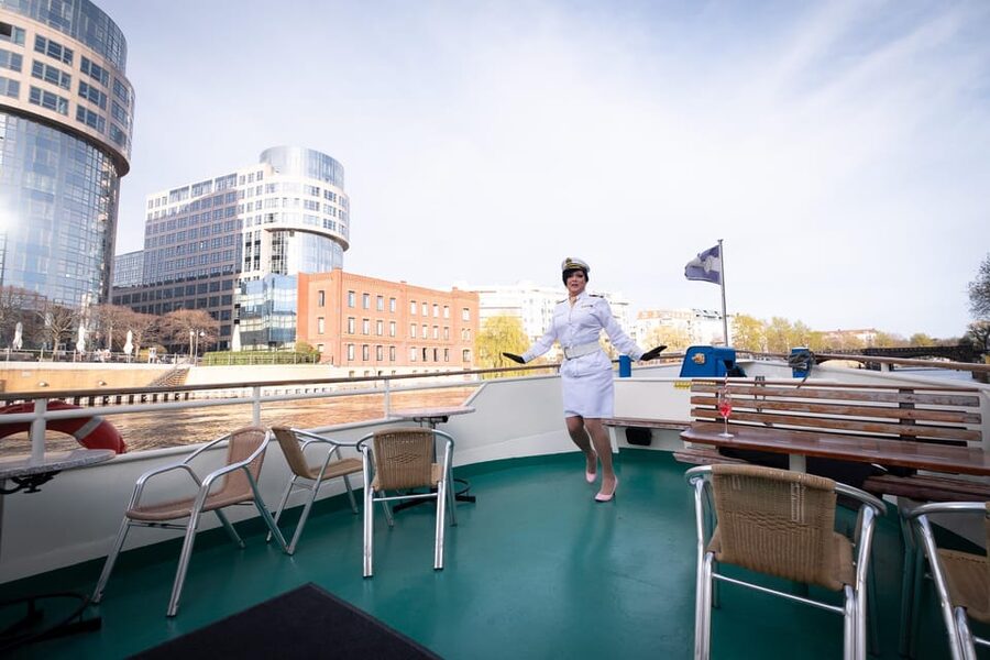 Berlin: Audrey Ahoi! Spree cruise with drag queen (HOL) - Sparkling wine, “future visions,” and how the night can shift