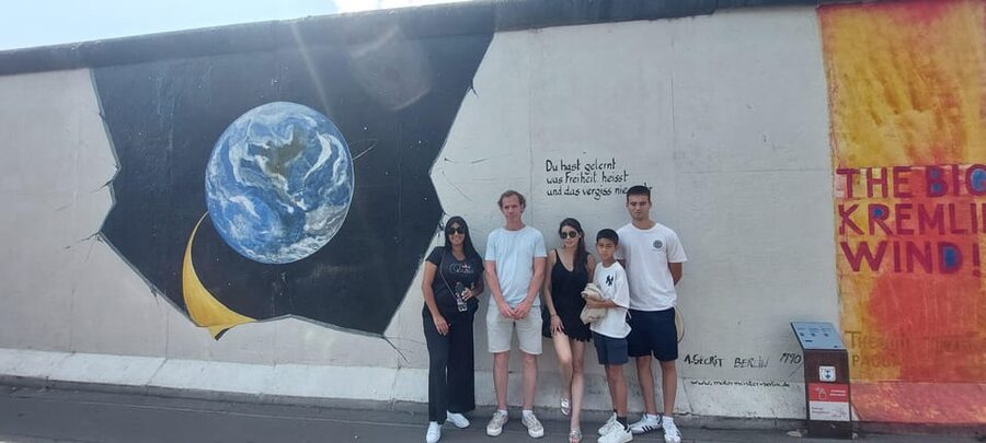 Berlin: Berlin Wall & East Side Gallery Walking Tour - Oberbaumbrücke and the feeling of a divided city