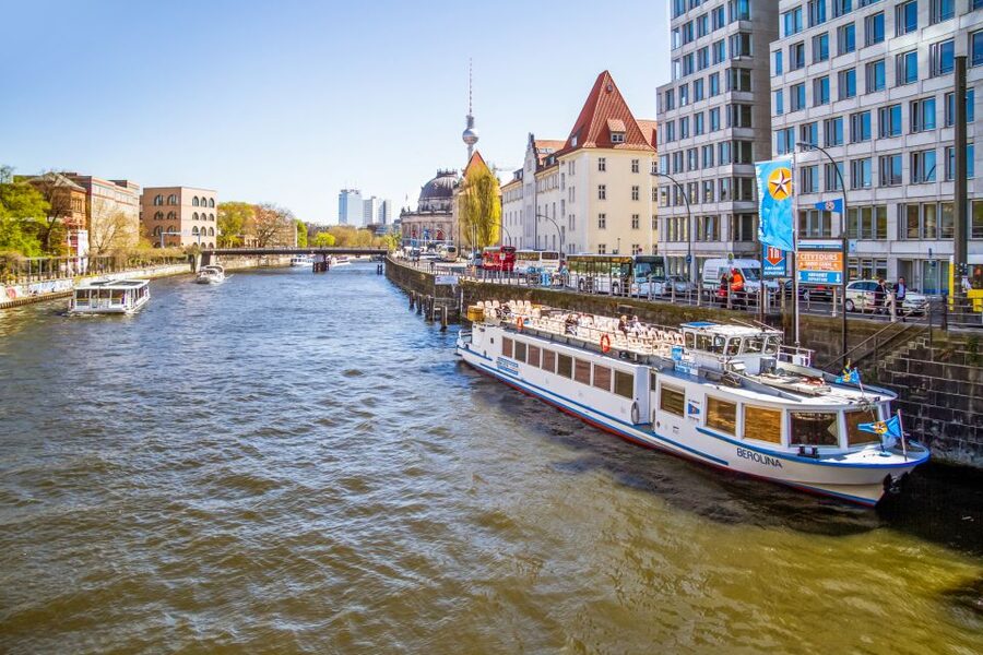 Berlin: Boat Tour Along the River Spree - From the Federal Chancellery to Bellevue Palace and the Victory Column