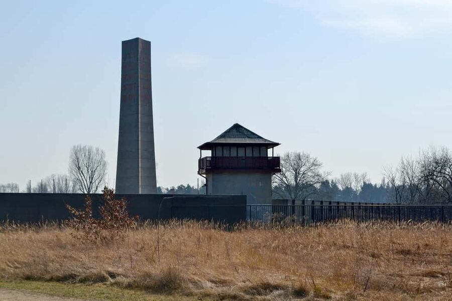 Berlin: Bus Tour to Sachsenhausen Concentration Camp & East Side Gallery - East Berlin by bus, then a panoramic East Side Gallery finish