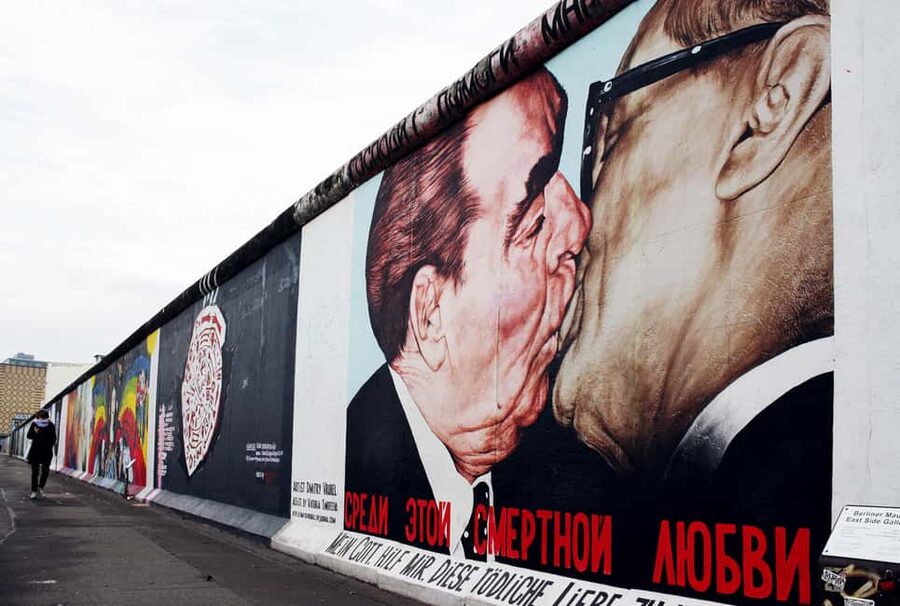 Berlin: Bus Tour to Sachsenhausen Concentration Camp & East Side Gallery - Guided Sachsenhausen: where the story becomes real
