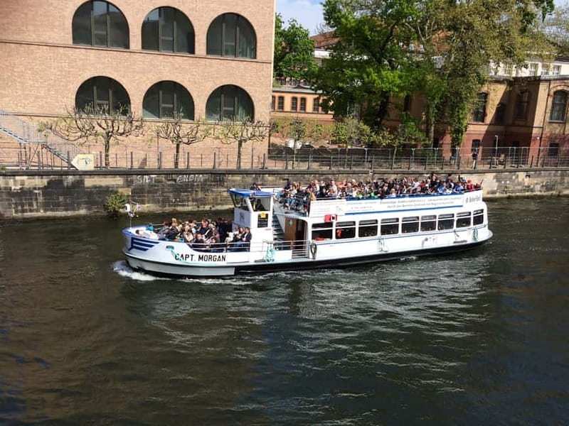 Berlin: City Boat Tour with Live Commentary - Comfort and weather control: retractable roof and heated cabin