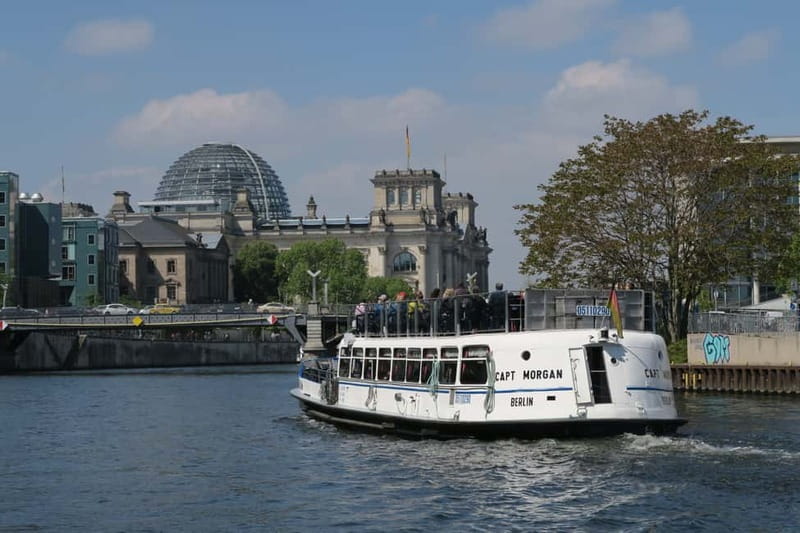 Berlin: City Boat Tour with Live Commentary - Drinks onboard: how to plan what you’ll do between stops