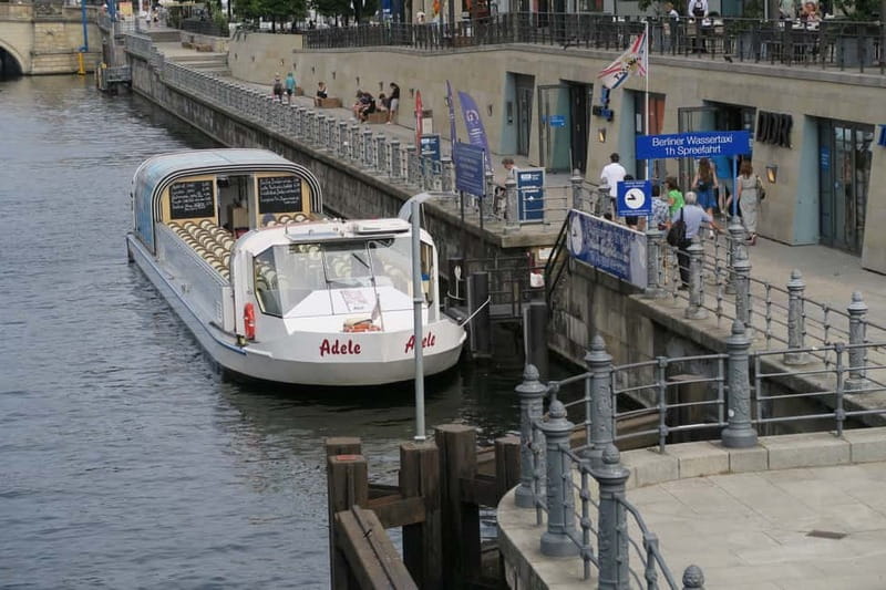 Berlin: City Boat Tour with Live Commentary - Getting to the Domaquareé dock, and what to expect when you arrive