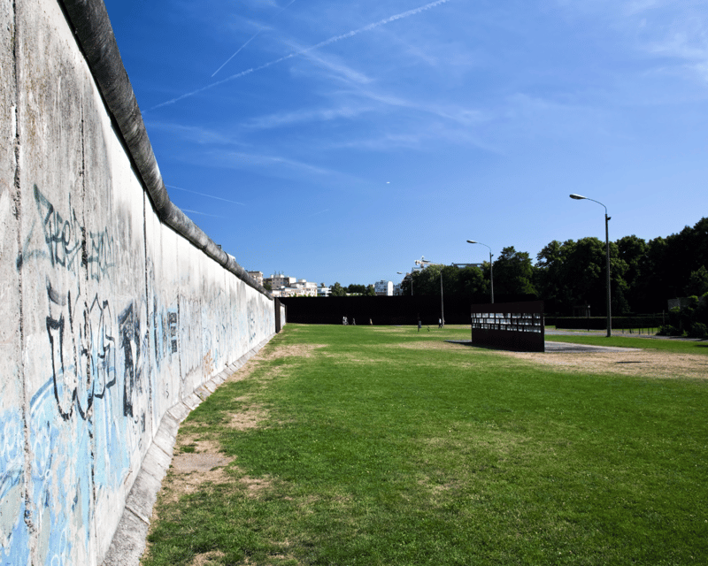 Berlin: Cold War History and Berlin Wall Guided Walking Tour - Cold War Lessons in the Shadow of Brandenburg Gate