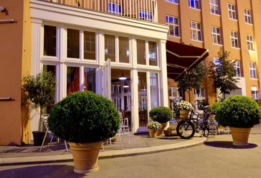 Berlin: Dinner in the Dark - The foyer ritual: drinks, choosing dishes, and quick orientation